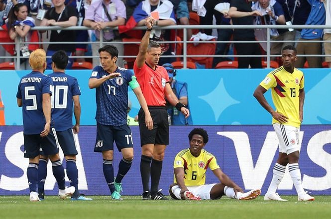 Lợi thế đến với Nhật Bản từ rất sớm, khi vừa bước vào phút thi đấu thứ ba, trọng tài Damir Skomina chỉ tay vào chấm phạt đền đồng thời rút ra tấm thẻ đỏ trực tiếp cho tiền vệ Carlos Sanchez của đội tuyển Colombia