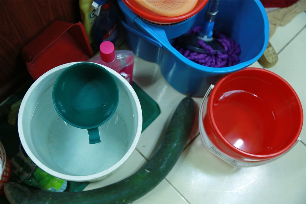 Cư dân tòa 8B Đại Thanh (Hà Nội) dự trữ nước bằng đủ loại xô thùng.  Ảnh: Hải Nguyễn