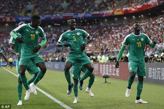 Cầu thủ Senegal ăn mừng bàn thắng. Ảnh: DailyMail
