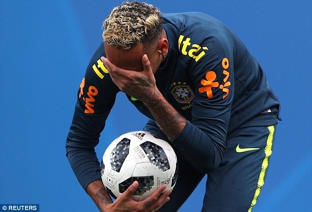 Neymar ôm mặt đau đớn. Ảnh: Dailymail