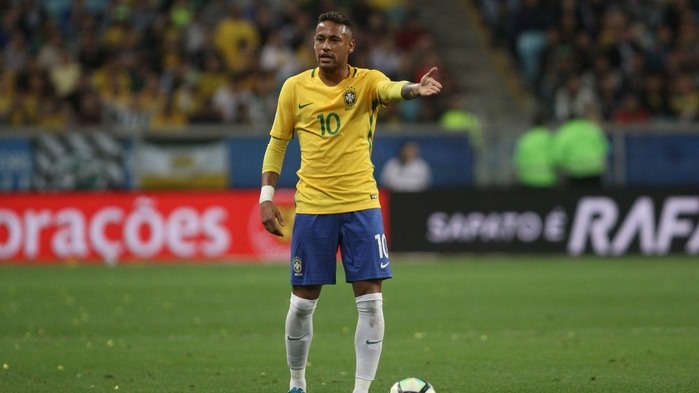 Neymar với tài năng xuất chúng của mình muốn chứng tỏ nhiều điều và nhận được sự ủng hộ tối đa từ những vũ công Samba vây quanh.