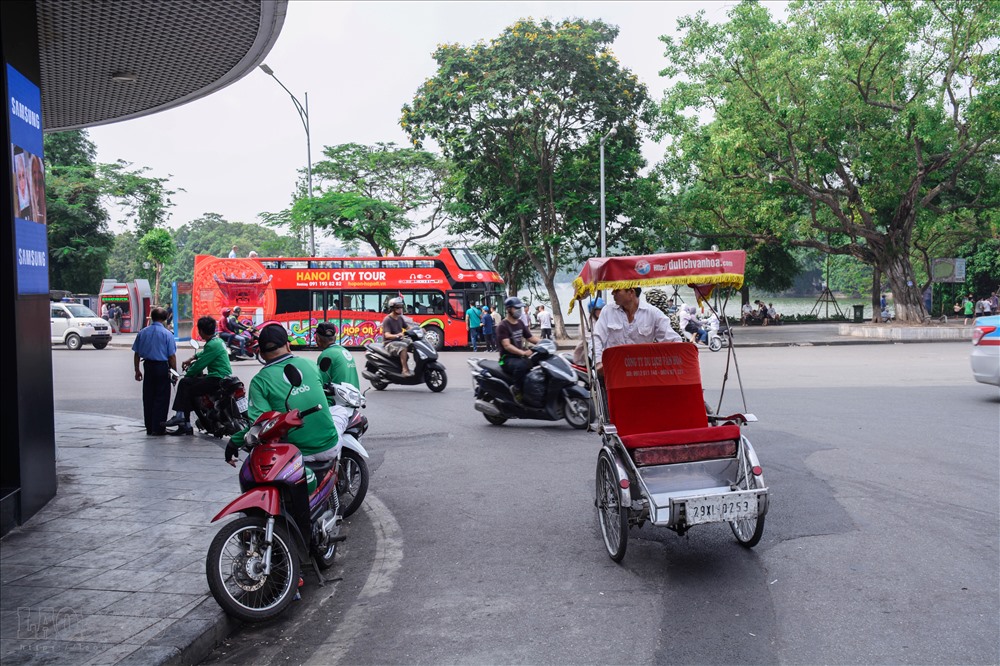 Sau xe điện, mới đây, tuyến bus mui trần ở Hà Nội chính thức được đưa vào hoạt động phục vụ người dân và khách du lịch. Nhiều loại hình lần lượt mọc lên, nhiều người tỏ ra lo ngại xích lô biến mất.