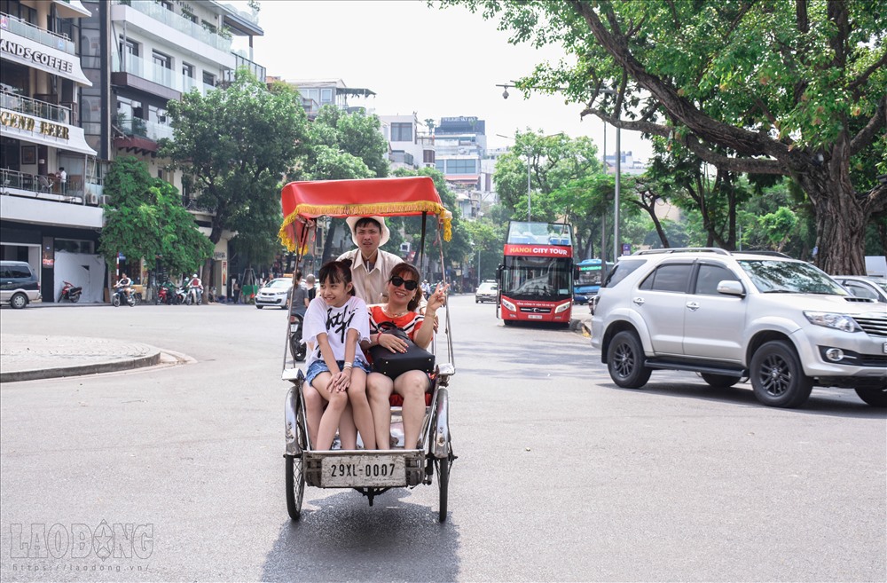Dù có những phương tiện hiện đại (bus mui trần, xe điện, taxi…) nhưng nhiều người không bỏ được thói quen đi xích lô khi đến Hà Nội. Ðối với họ đây là một thú vui tao nhã không gì thay thế được. Nhiều người đến thăm Thủ đô, trong lịch trình đã đề sẵn phải trải nghiệm xích lô hồ Gươm.