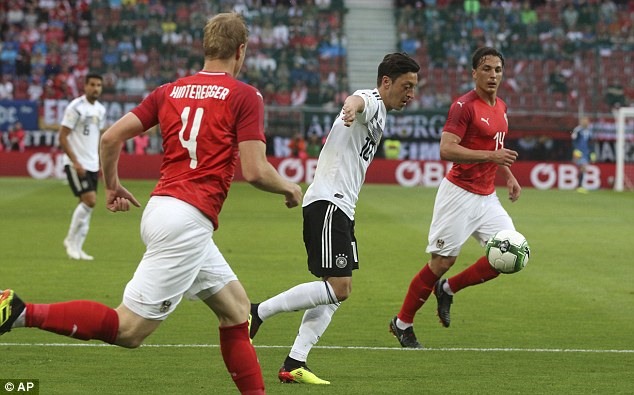 Ozil (áo trắng phía trước) mở tỷ số cho Đức. Ảnh: AP.