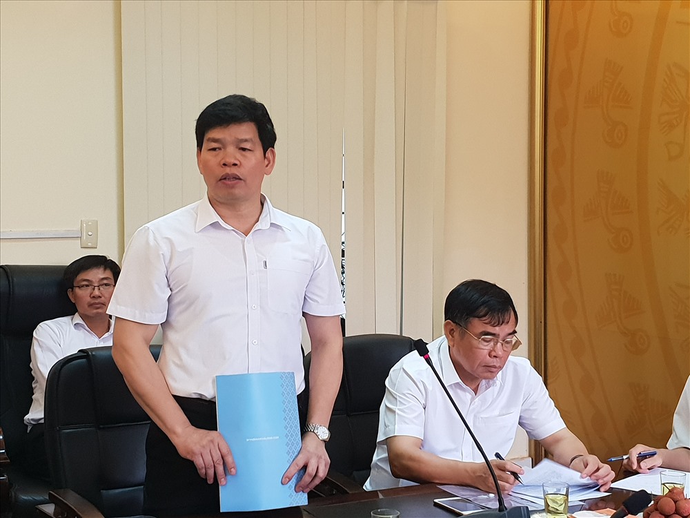 Phó Giám đốc Sở GDĐT Hải Dương Lương Văn Việt báo cáo đoàn kiểm tra. Ảnh: HN
