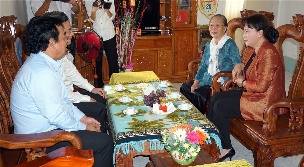 Chủ tịch Quốc hội thăm gia đình Mẹ VNAH Nguyễn Thị Tâm (ảnh Nhật Hồ)
