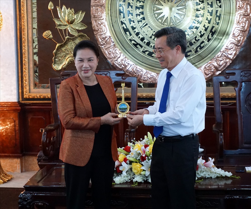 Bí thư Tỉnh ủy Bạc Liêu Nguyễn Quang Dương tặng quà lưu niệm cho Chủ tịch Quốc hội (ảnh Nhật Hồ)