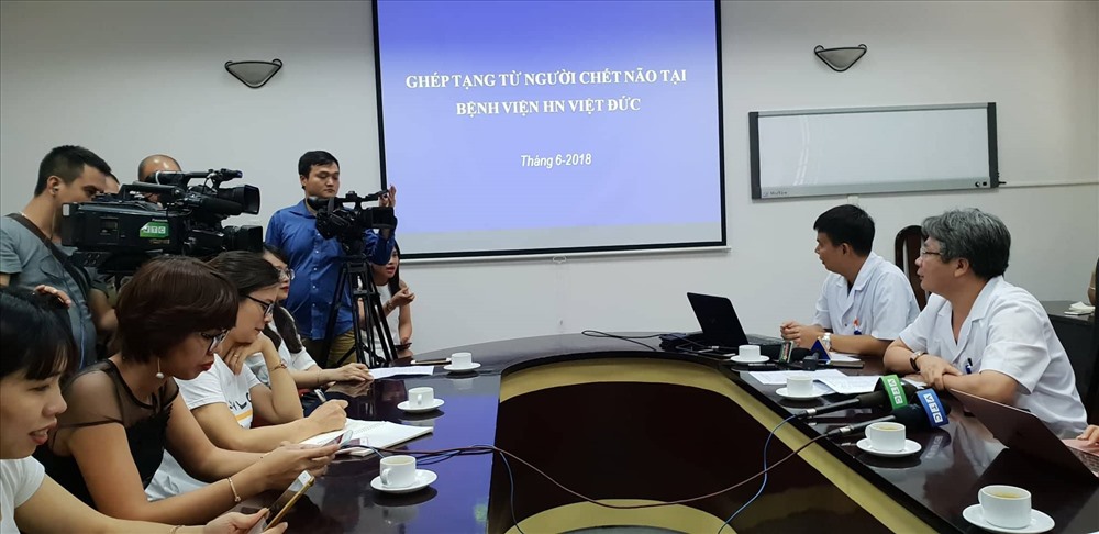 Toàn cảnh họp báo về kỳ tích ghép tạng mới tại BV Việt Đức. Ảnh: T.Linh