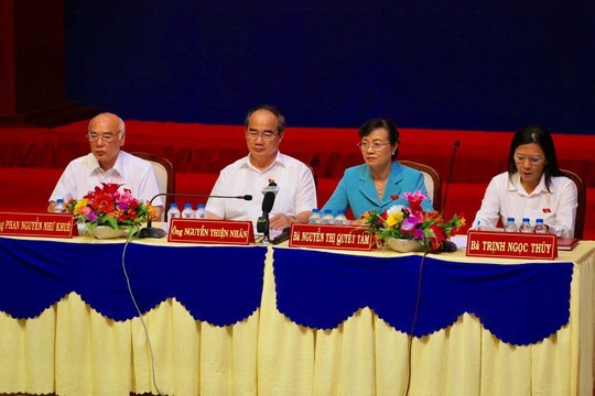 Bí thư Thành ủy TP HCM Nguyễn Thiện Nhân cùng các đại biểu Quốc hội TP HCM tiếp xúc cử tri quận 2. Ảnh:NLĐ