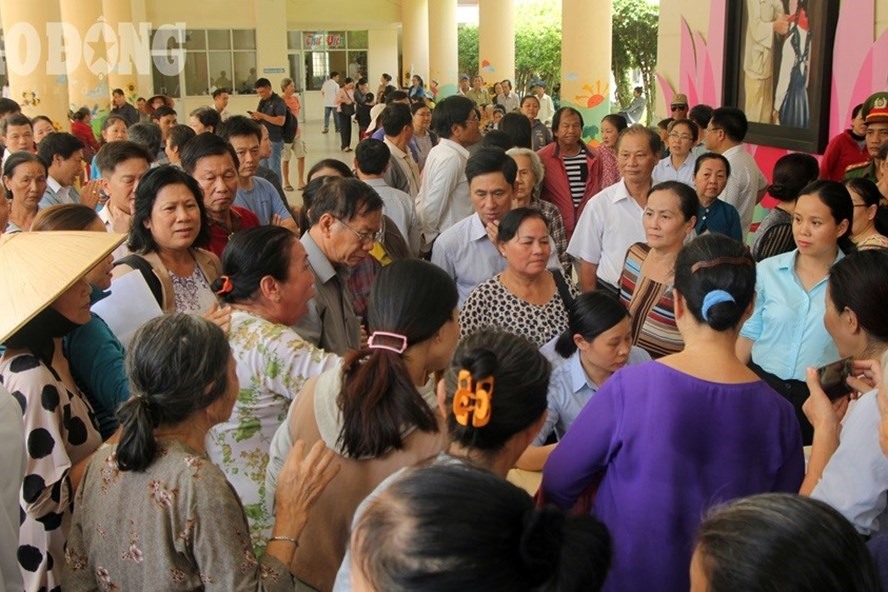 Người dân đến rất đông mong được tiếp xúc với Bí thư Nguyễn Thiện Nhân.