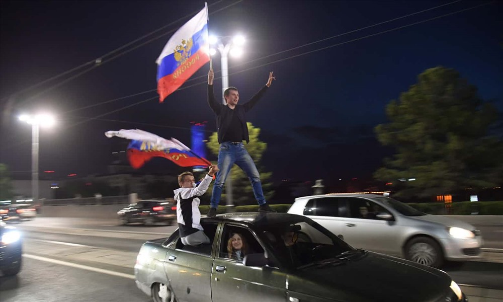 Sau chiến thắng thứ 2 của đội tuyển Nga ở World Cup 2018 người dân Ekaterinburg đã tràn ra đường để ăn mừng. Ảnh: Hector Retamal/AFP/Getty Images