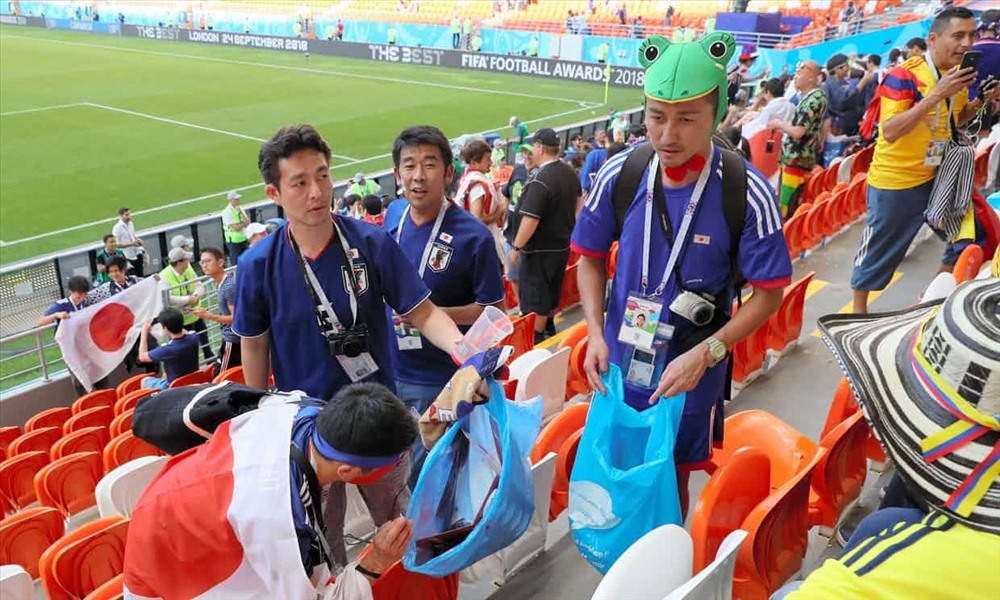 CĐV Nhật Bản dọn khán đài sau trận đấu với Colombia. Dù thắng, thua hoặc hòa CĐV từ đất nước Mặt trời mọc sẽ tự mình dọn dẹp các khán đài sau trận đấu kết thúc. Họ đã từng làm vậy trong World Cup 2014 tại Brazil. Ảnh: Asahi Shimbun