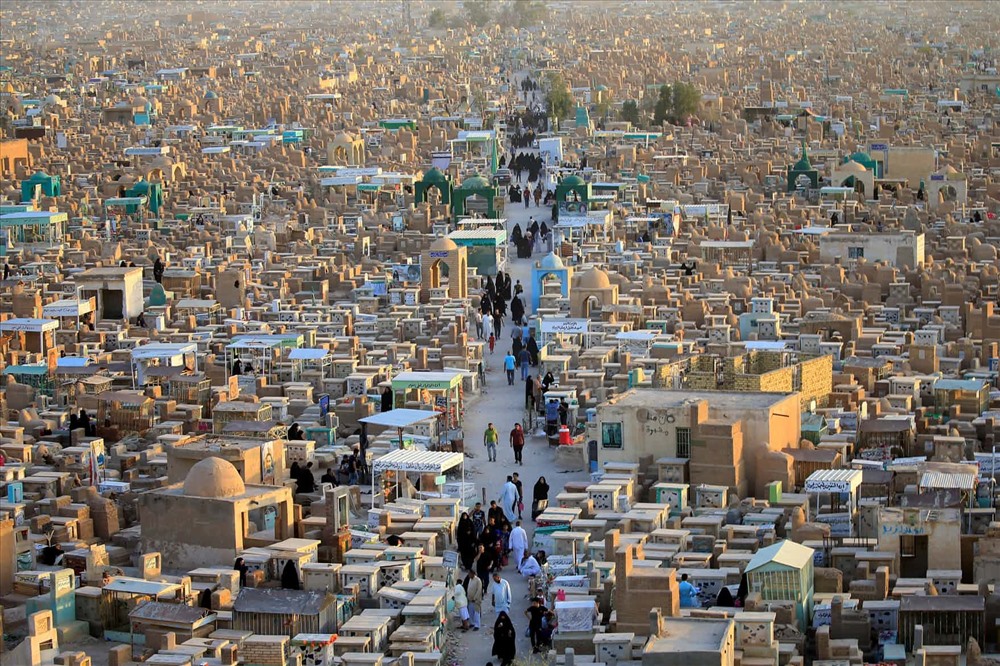 Người dân ghé thăm nghĩa trang khi kết thúc tháng ăn chay Ramadan. Ảnh: Alaa Al-Marjani/Reuters