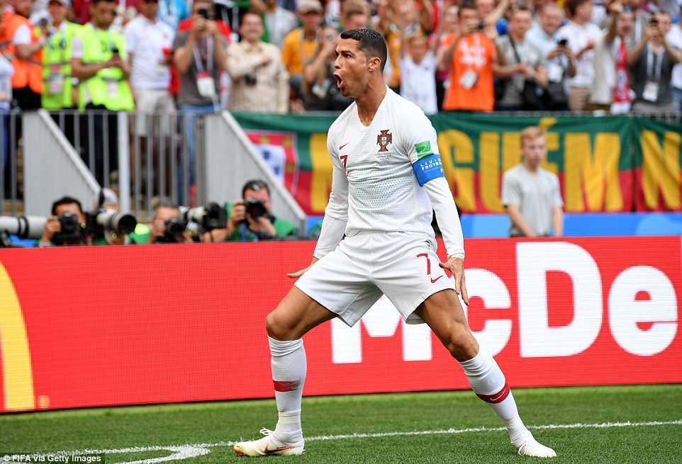 Ronaldo: Siêu sao Cristiano Ronaldo được biết đến là một trong những cầu thủ hàng đầu thế giới với những pha bóng đẳng cấp và kỹ thuật điêu luyện. Mời quý vị đón xem hình ảnh chất lượng cao của Ronaldo để ngắm nhìn thần thái và phong thái của anh trên sân cỏ.