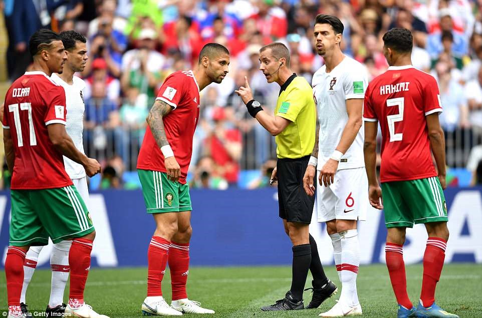 Trọng tài Mark Geiger (áo vàng) có một vài quyết định gây tranh cãi trong trận Bồ Đào Nha 1-0 Morocco. Ảnh: Getty Images.