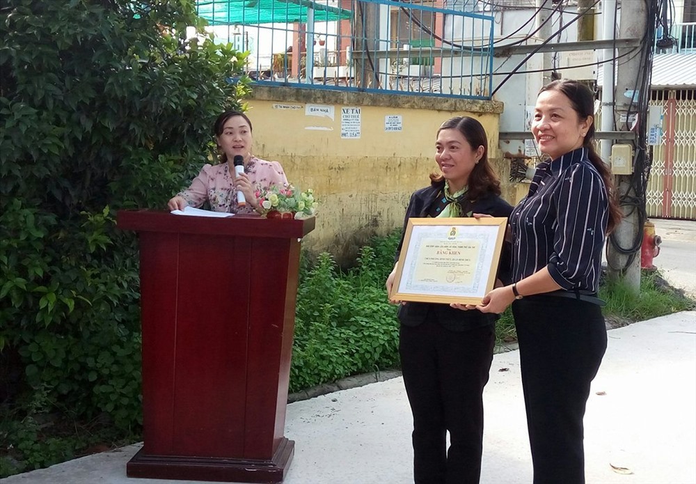 Bà Huỳnh Thị Hiền trao bằng khen của LĐLĐ TP Cần Thơ cho CĐ phường Bình Thủy