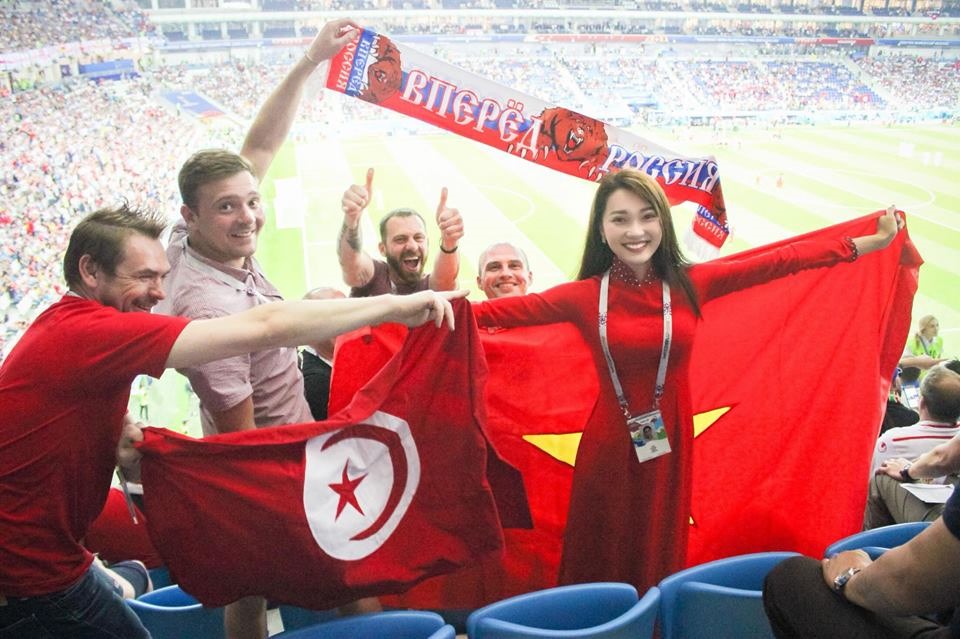 Ngọc Nữ và những người bạn nước ngoài trên khán đài SVĐ tại World Cup 2018. Ảnh: NVCC