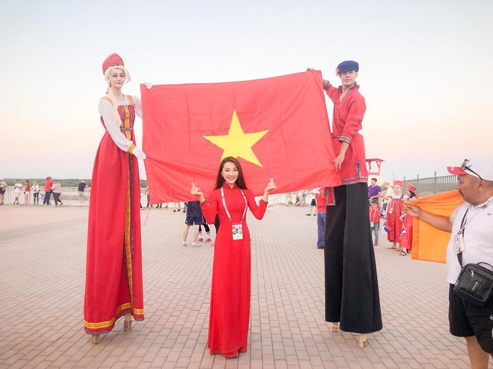 Ngọc Nữ luôn thể hiện niềm tự hào với là cờ đỏ sao vàng và trang phục truyền thống của dân tộc Việt Nam. Ảnh: NVCC