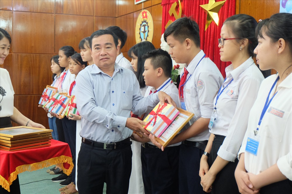 Ông Phan Xuân Quang- Chủ tịch LĐLĐ tỉnh Quảng Nam tặng giấy khen và quà cho các học sinh con CNLĐ có hoàn cảnh khó khăn vượt khó học giỏi