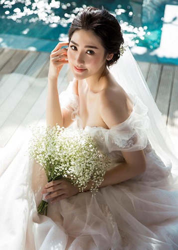 Á hậu Việt Nam 2012 khoe vẻ quyến rũ trong bộ váy cô dâu cúp ngực