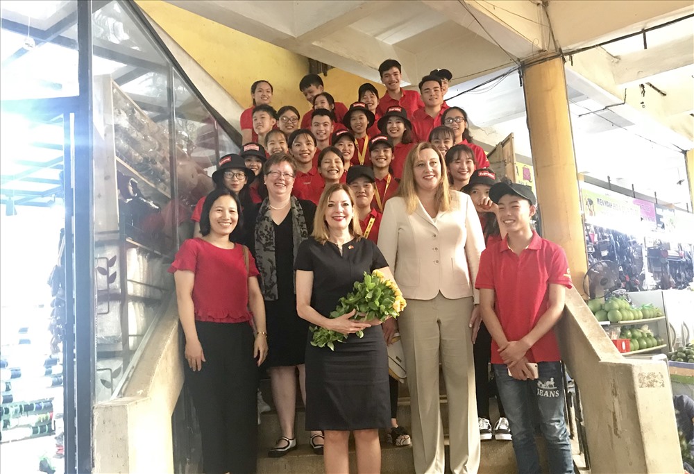 Trợ lý Ngoại trưởng Royce và 25 sinh viên Trường PTTH Dân tộc nội trú Tuyên Quang tham gia chương trình tiếng Anh Access thăm chợ Hôm.