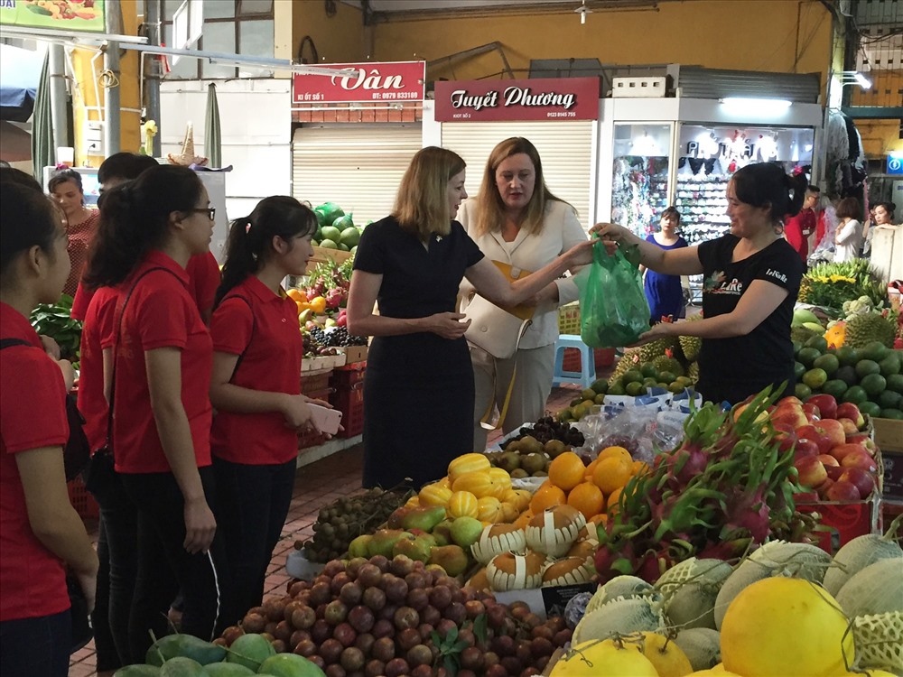 Sinh viên trò chuyện với Trợ lý Ngoại trưởng Royce và Cố vấn cấp cao Caroline Casagrande về trái cây đặc trưng của Việt Nam.