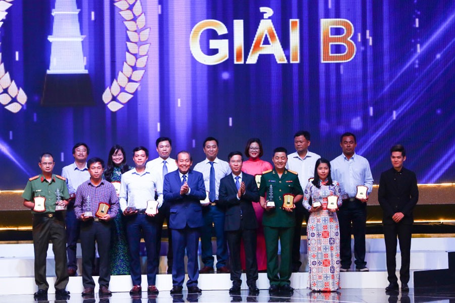 Phó Thủ tướng thường trực Chính phủ Trương Hòa Bình (hàng trên - thứ tư từ trái qua) và Trưởng ban Tuyên giáo T.Ư Võ Văn Thưởng (hàng trên - thứ năm từ trái qua) trao giải B Giải Báo chí quốc gia lần thứ XII - năm 2017.