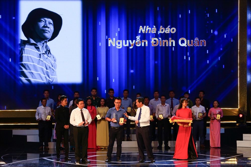 Con trai cố nhà báo Nguyễn Đình Quân báo Tiền Phong nhận giải thưởng thay cha. Ảnh: Sơn Tùng