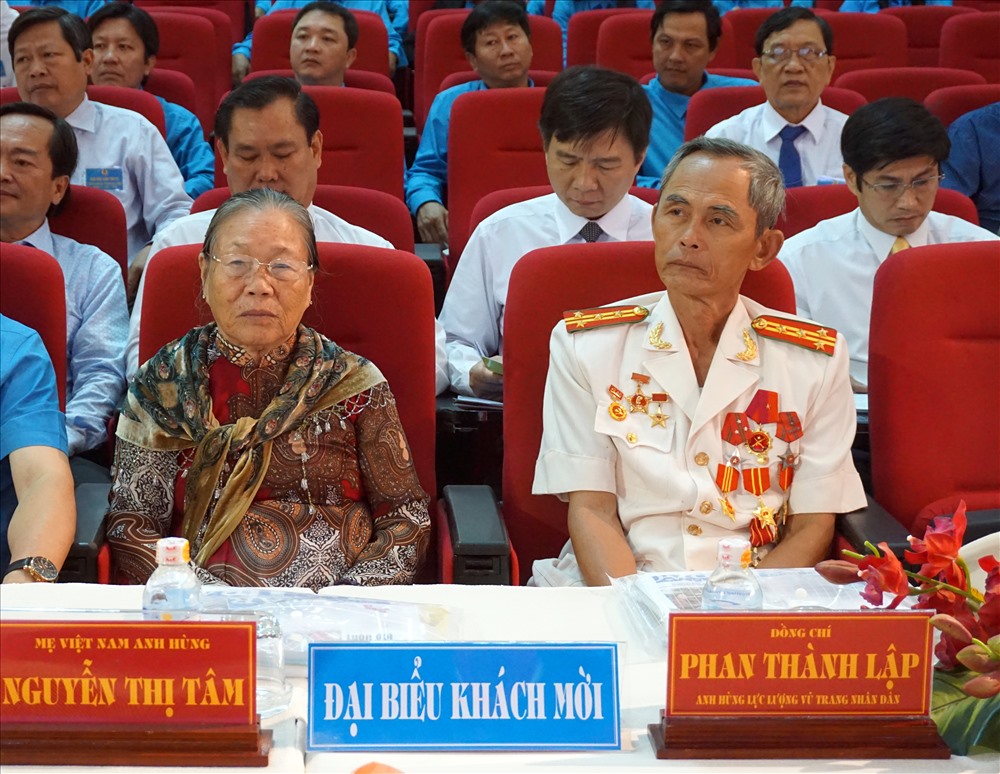 Bà mẹ Việt Nam anh hùng Nguyễn Thị Tâm cùng AHLLVT Phan Thành Lập cùng dự Đại hội (ảnh Nhật Hồ)