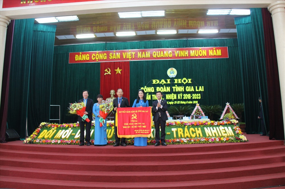 Tỉnh ủy Gia Lai trao bức trướng tại Đại hội.