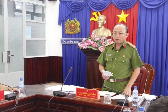 Phó giám đốc Công an tỉnh Bình Dương Trần Văn Chính thông báo vụ việc với báo chí. Ảnh: C.A