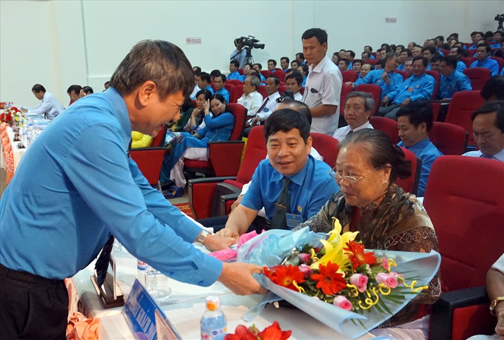 Phó chủ tịch thường trực Tổng LĐLĐ Việt Nam Trần Thanh Hải nhường lại bó hoa cho Mẹ VNAH Nguyễn Thị Tâm (ảnh Nhật Hồ)