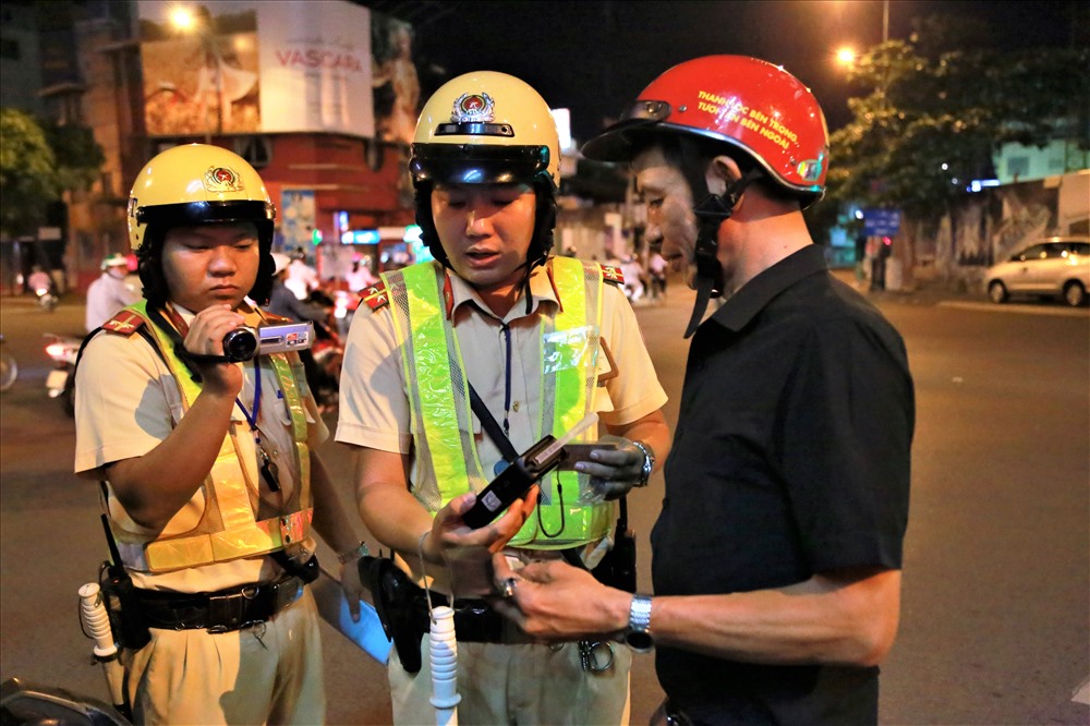 PC67 cho biết, trong quá trình thực hiện nhiệm vụ, các đơn vị sẽ được trang bị đầy đủ phương tiện, trang thiết bị kỹ thuật nghiệp vụ như: Máy đo nồng độ cồn, máy bắn tốc độ… Đồng thời trang bị thêm camera, máy ghi âm để phục vụ cho công tác xử lý khi đối tượng có hành vi manh động hoặc cản trở, chống đối người thi công vụ.