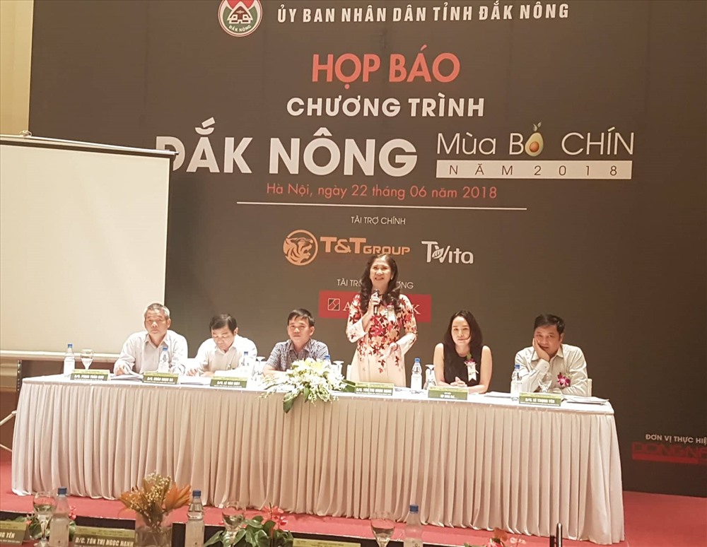 Lãnh đạo tỉnh Đắc Nông giới thiệu chương trình “Đắc Nông-Mùa bơ chín” 2018 tại Hà Nội. Ảnh: Kh.V