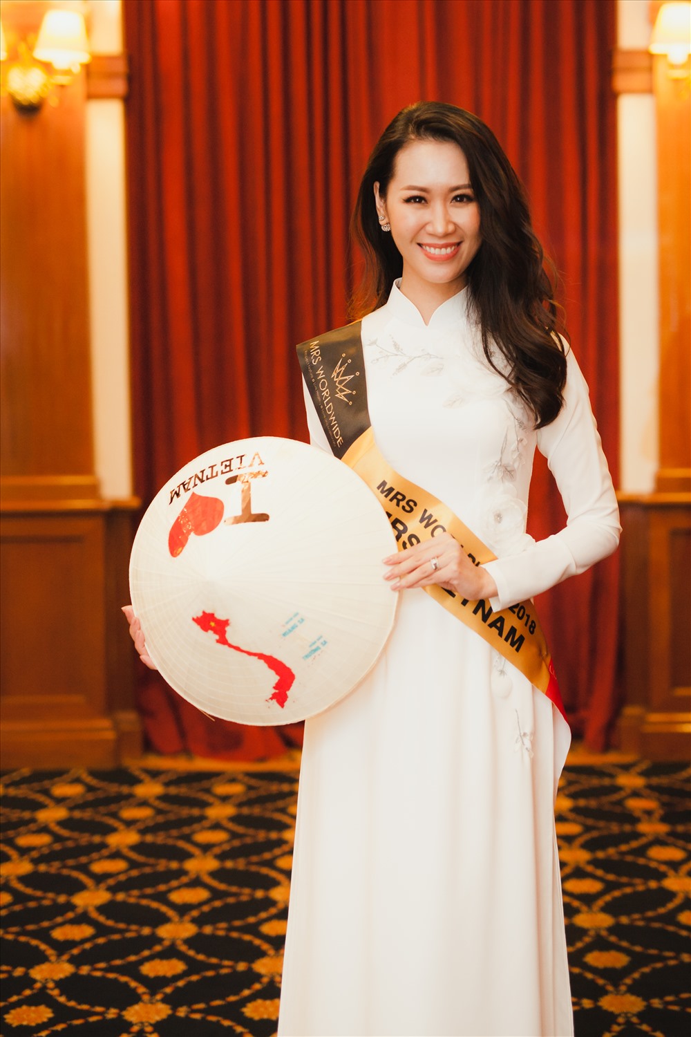 Dương Thùy Linh mặc áo dài đội nón lá tại Mrs Worldwide. Ảnh: Nguyễn Duy Đạt