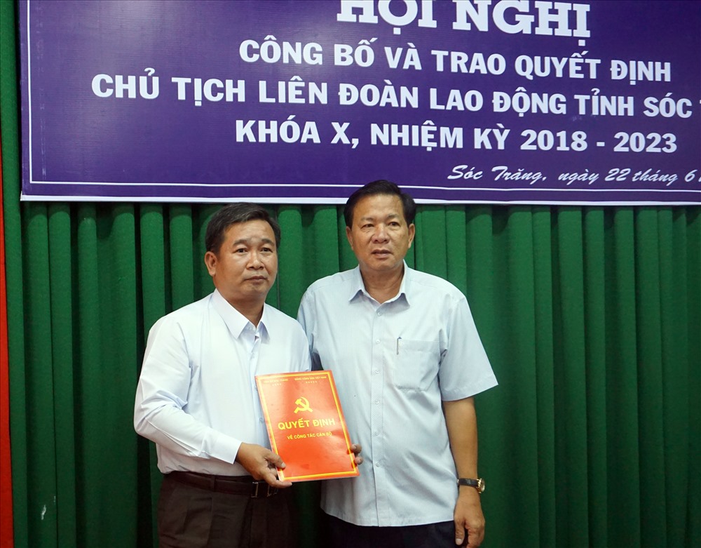 Đồng chí Huỳnh Văn Sum, Phó Bí thư thường trực Tỉnh ủy Sóc Trăng trao quyết định điều động phân công cán bộ (ảnh Nhật Hồ)