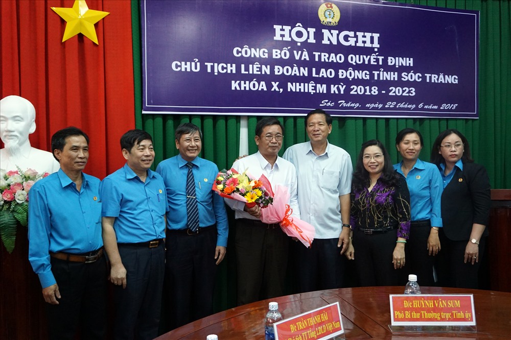 Lãnh đạo Tỉnh ủy Sóc Trăng cùng lãnh đạo Tổng LĐLĐ Việt Nam tặng hoa chúc mừng (ảnh Nhật Hồ)