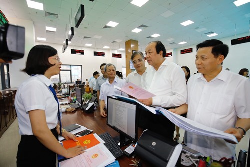 Bộ trưởng, Chủ nhiệm Văn phòng Chính phủ Mai Tiến Dũng thăm Trung tâm Hành chính công tỉnh Bắc Ninh. Ảnh: VGP/Nhật Bắc