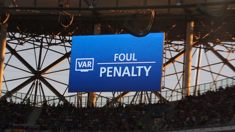 Nhờ VAR, Iceland có quả penalty 