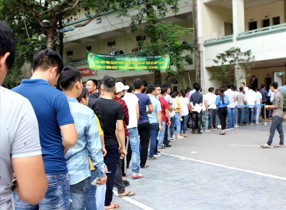 Thí sinh xếp hàng dài chờ kiểm tra qua vòng an ninh, tránh tình trạng mang thiết bị gian lận trong quá trình thi cử.