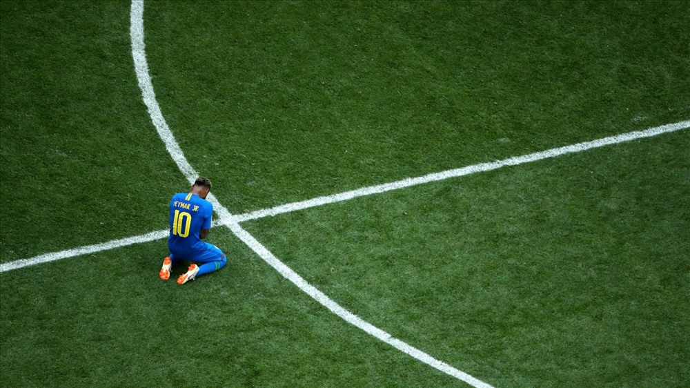 Neymar khóc sau trận đấu. Ảnh: FIFA