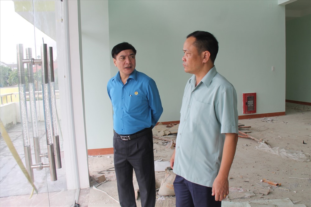 Chủ tịch Tổng LĐLĐ VN Bùi Văn Cường kiểm tra công trình trụ sở LĐLĐ tỉnh Kon Tum mới đang xây dựng. Ảnh: PV 