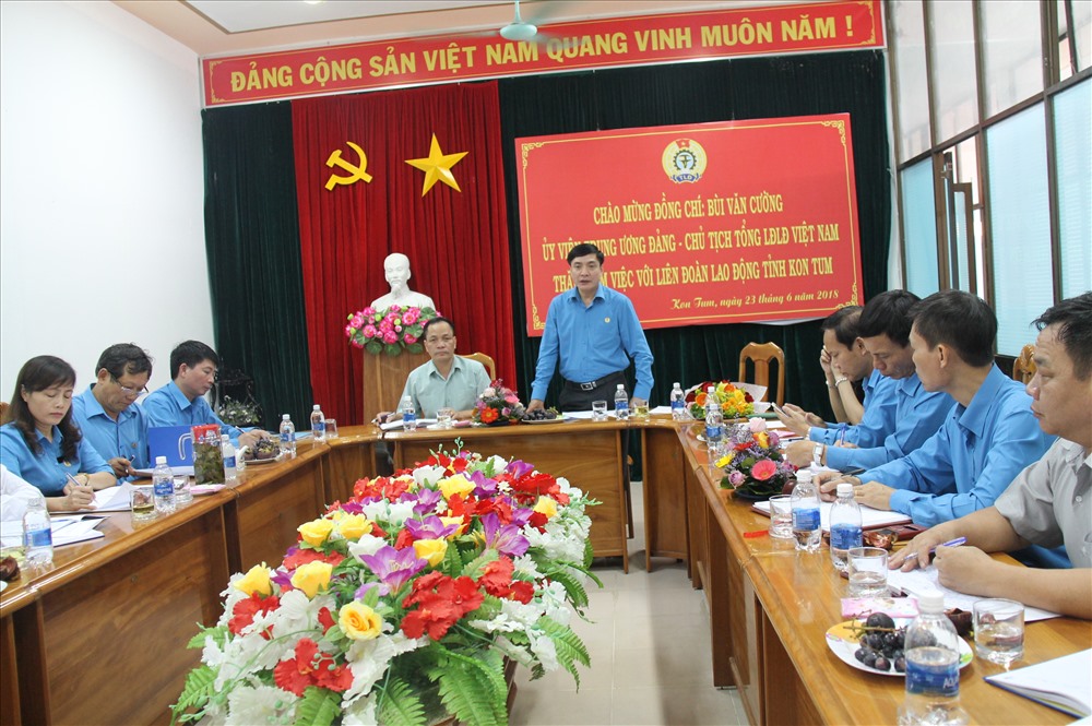 Chủ tịch Tổng LĐLĐ VN Bùi Văn Cường làm việc với Ban chấp hành LĐLĐ tỉnh Kon Tum. Ảnh: PV