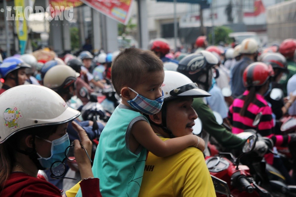 Từ 17h chiều 23.6, hàng trăm phương tiện giao thông xếp hàng dài vì tình trạng kẹt xe khi lưu thông qua khu vực vòng xoay này. Tình trạng kẹt xe ở đây kéo dài hàng cây số. Nhiều tài xế phải tắt máy, rời bỏ xe đi mua nước uống vì không thể nào di chuyển nổi qua khu vực này. 