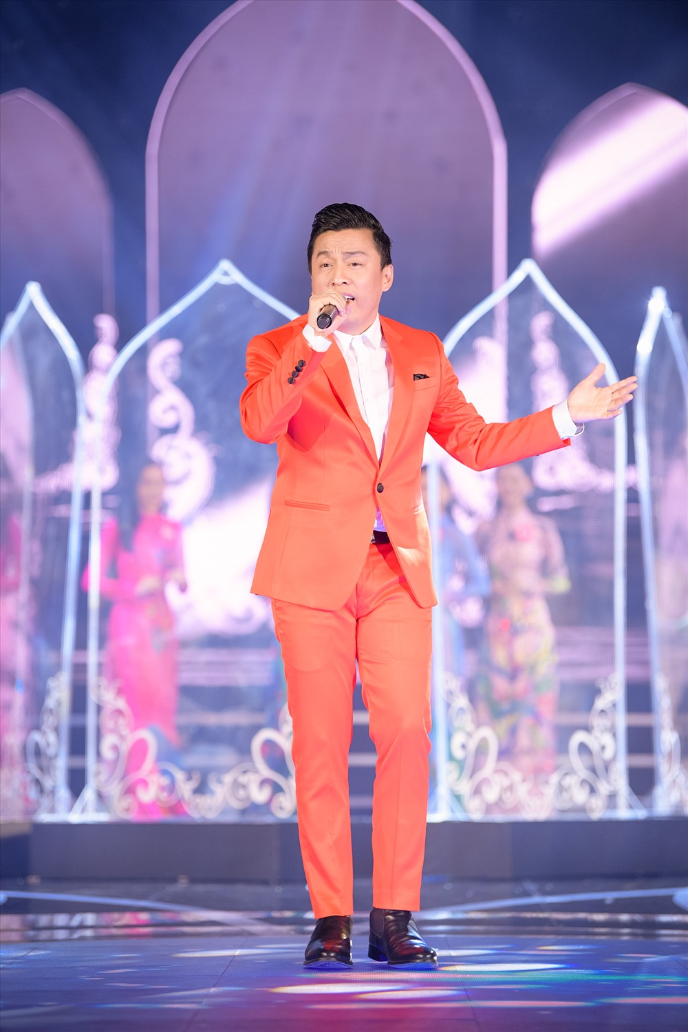 Lam Trường diện vest đỏ nổi bật trên sân khấu Hoa hậu Việt Nam 2018.