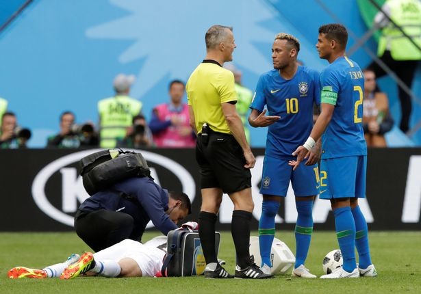 Thiago Silva (số 2) và Neymar (số 10) đã có những xích mích trong trận gặp Costa Rica. Ảnh: Reuters.
