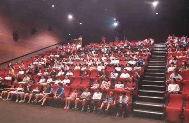Các con CNVCLĐ vượt khó học giỏi năm học 2017 - 2018 được LĐLĐ quận Long Biên (TP. Hà Nội) tổ chức cho xem phim. Ảnh: LĐLĐ quận Long Biên 