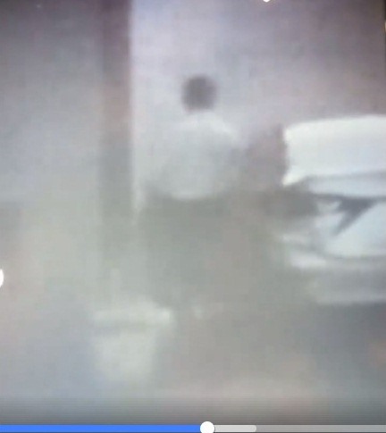 Người trong video từ nhà nghỉ bước ra xe ô tô được cho là bí thư huyện Krông Ana