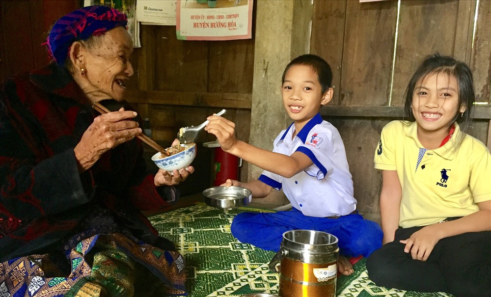 Học sinh Trường Tiểu học Hướng Phùng cùng giáo viên trường vào thăm mẹ Hồ Thị Miết. Ảnh: TM.