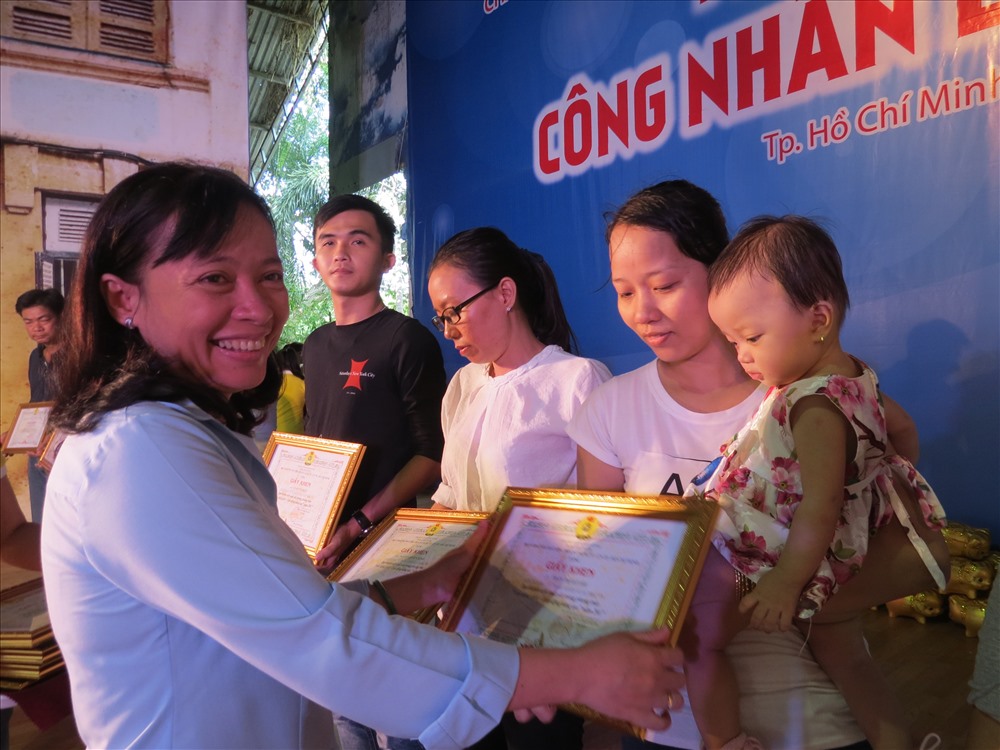 Nữ công nhân Trần Thị Mỹ Hường làm việc tại Cty TNHH Nissei Electric Việt Nam nhận bằng khen với thành tích “Lao động giỏi”